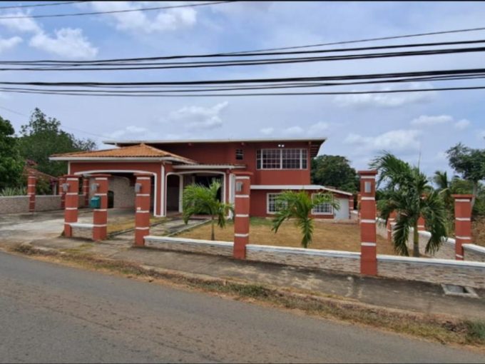 4-Bedroom Duplex in María Leticia with Large Terrace – La Chorrera