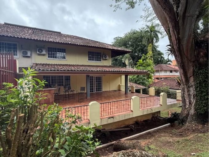 Spacious 4-Bedroom Duplex in Clayton Near the Park – Panama City