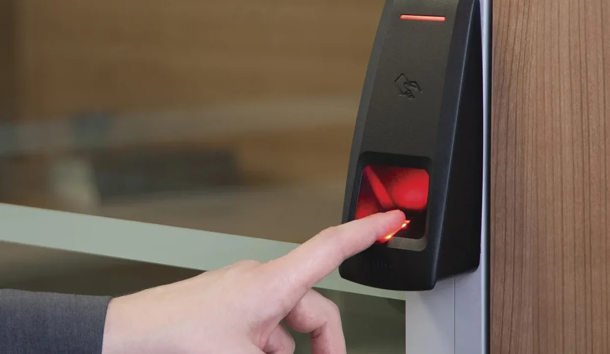 PERCo CL15 biometric controller for access controll system for fingerprint access By DarienLizard - Own work, CC BY-SA 4.0, https://commons.wikimedia.org/w/index.php?curid=83504889