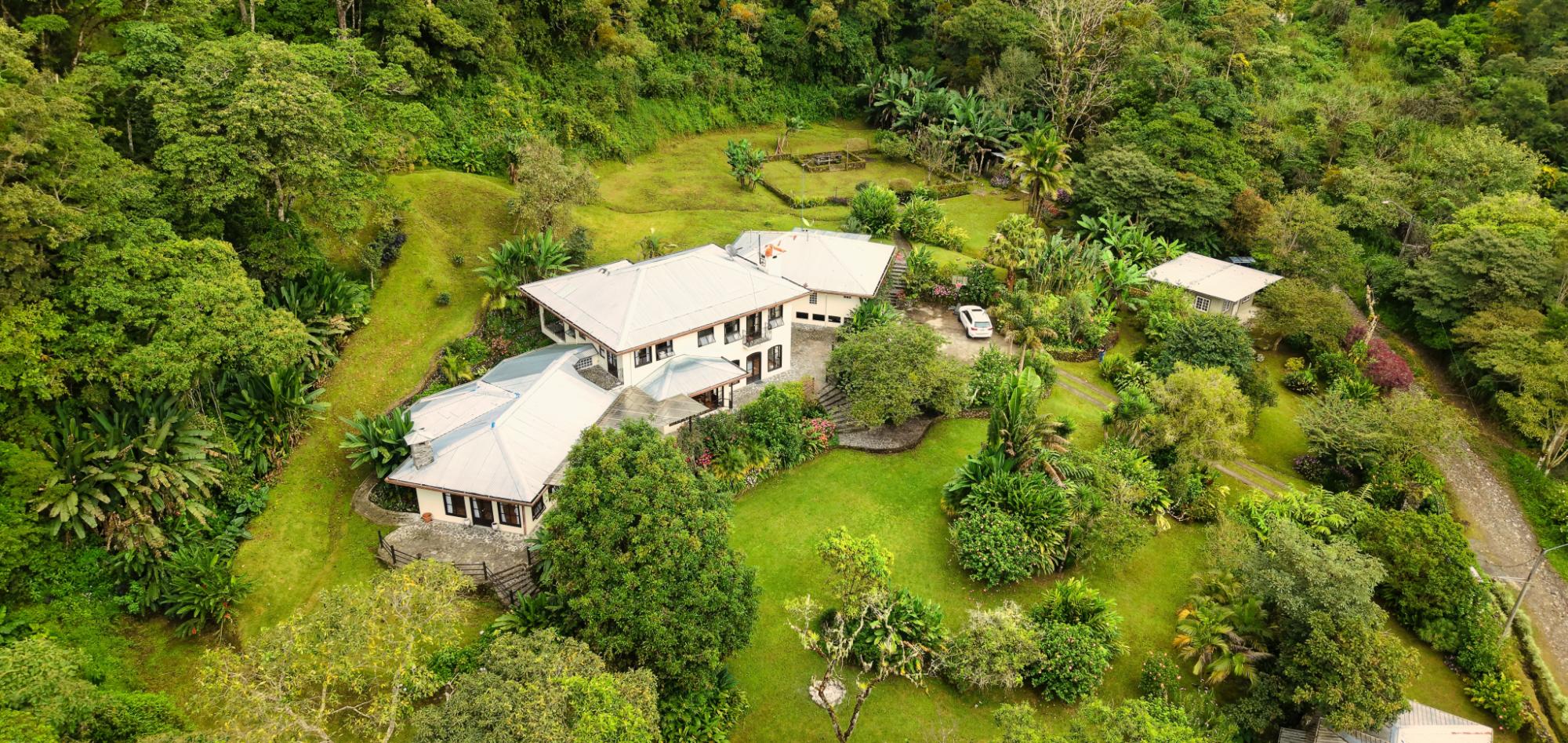 Luxury Mountain Estate in Volcan, Tizingal