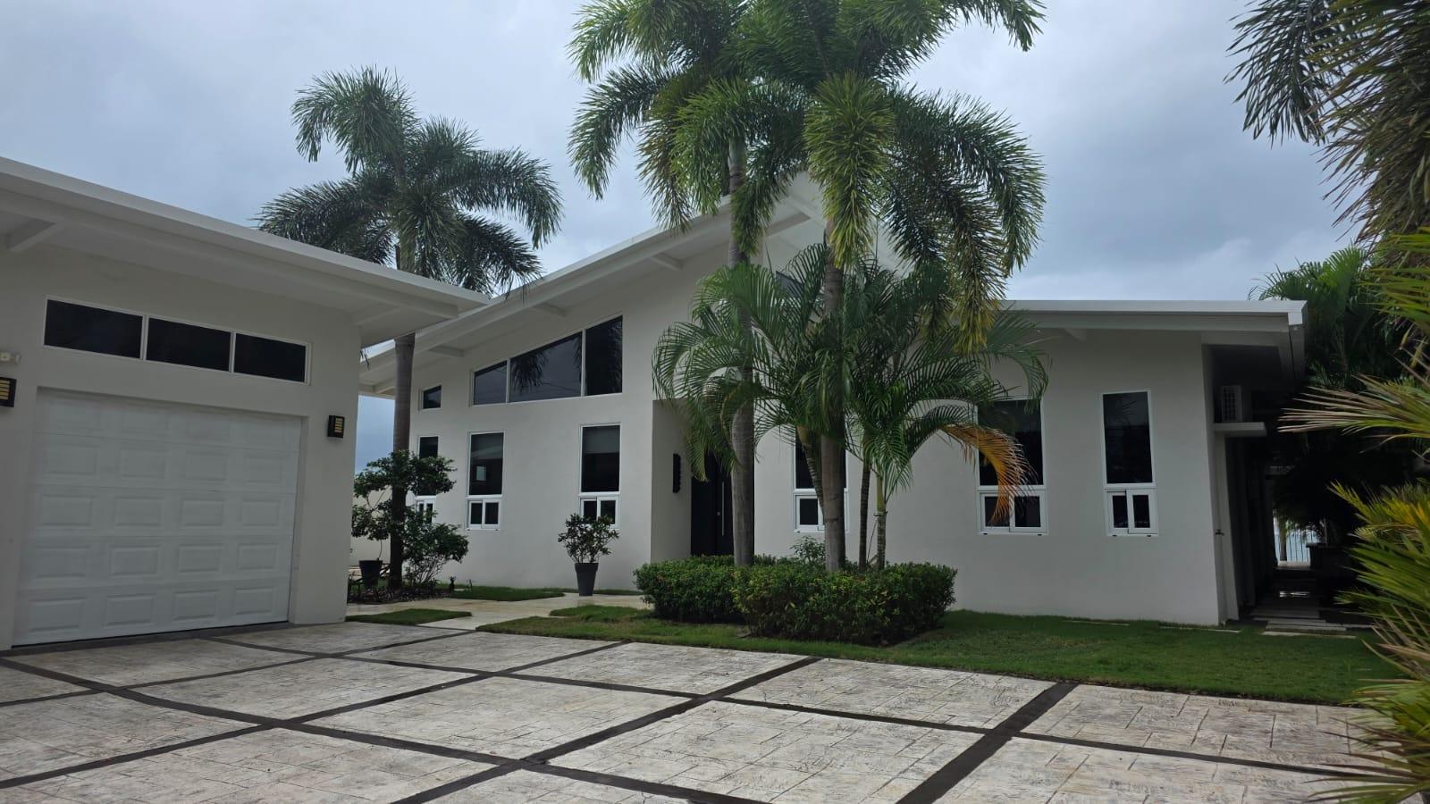 Beachfront Luxury Home en Playa Malibú