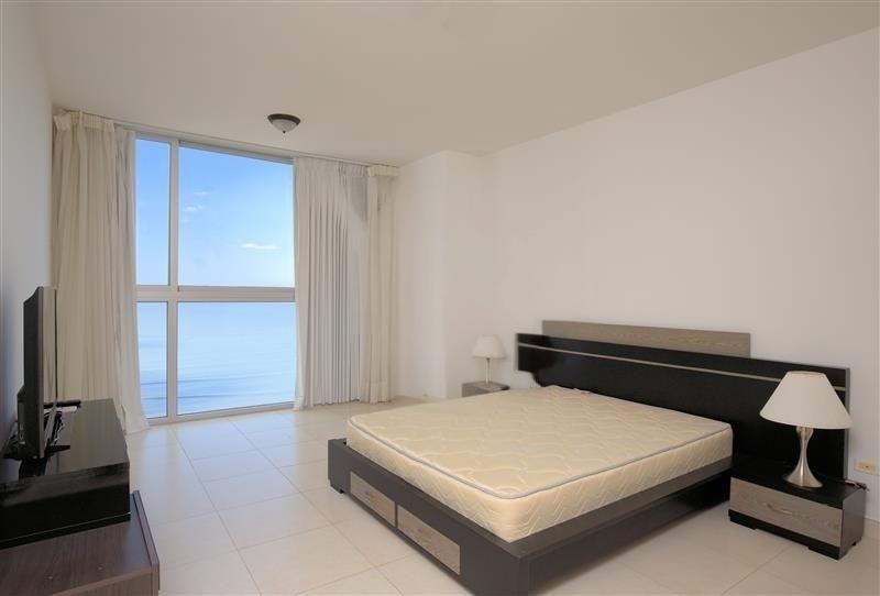 Waters on the Bay on Av. Balboa