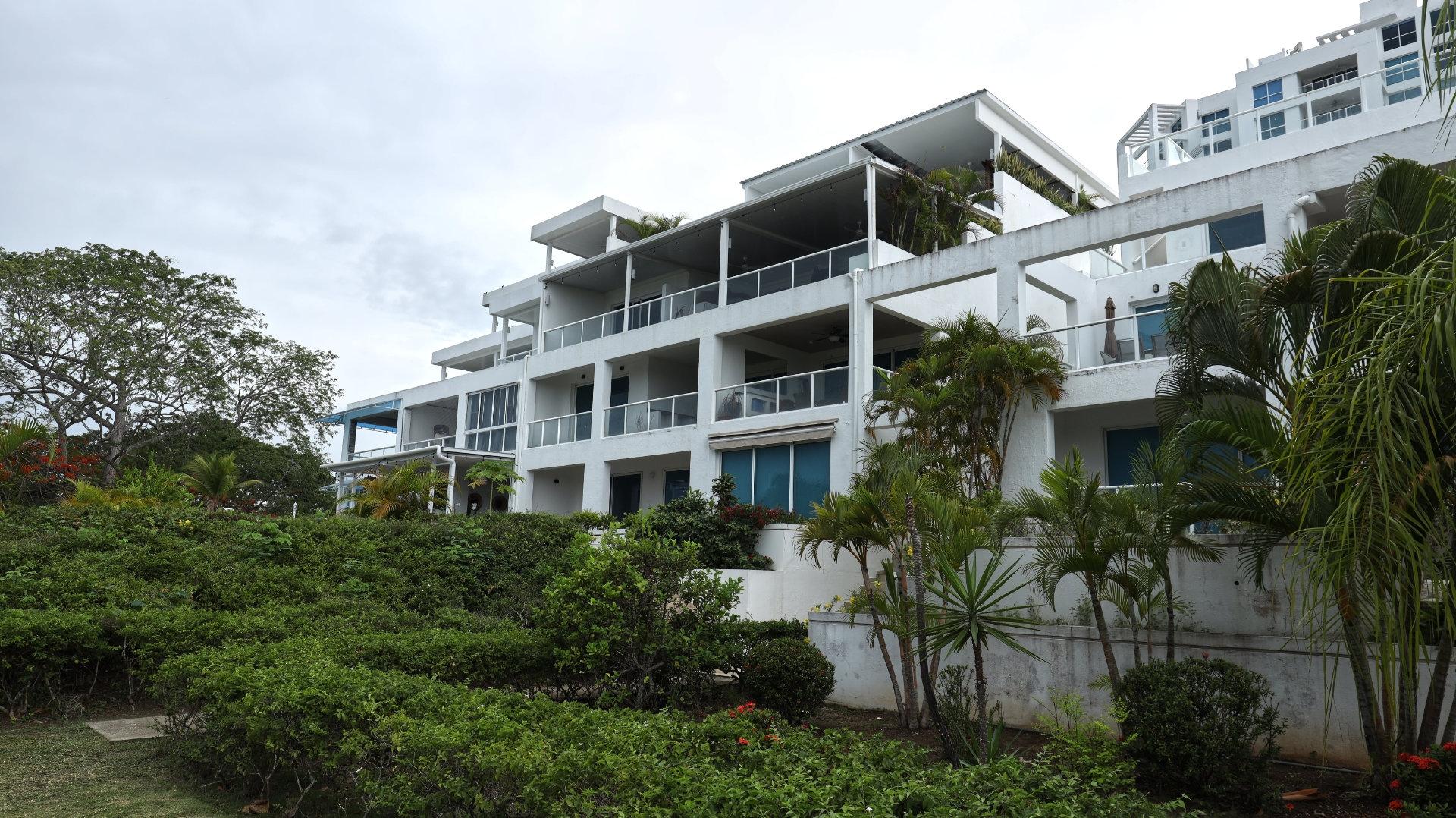 Furnished 2-Level Apartment near the Beach