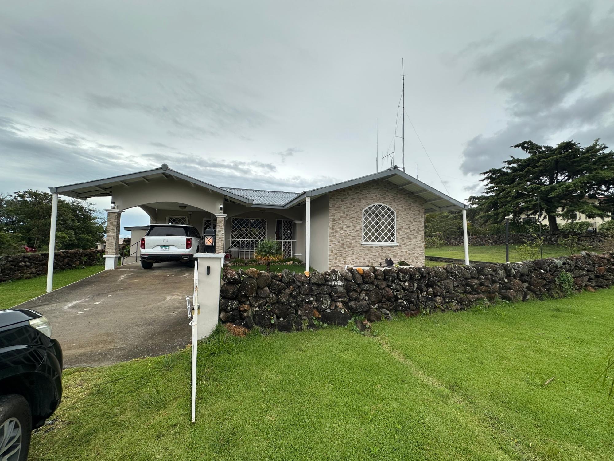 3 Bedroom Home-Mountain Views, Jacuzzi and 900m2